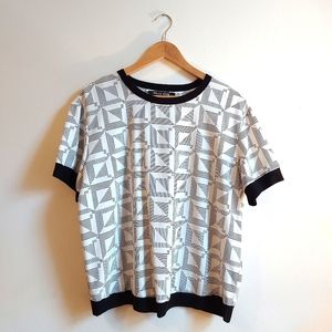 Office-friendly patterned crew neck t-shirt